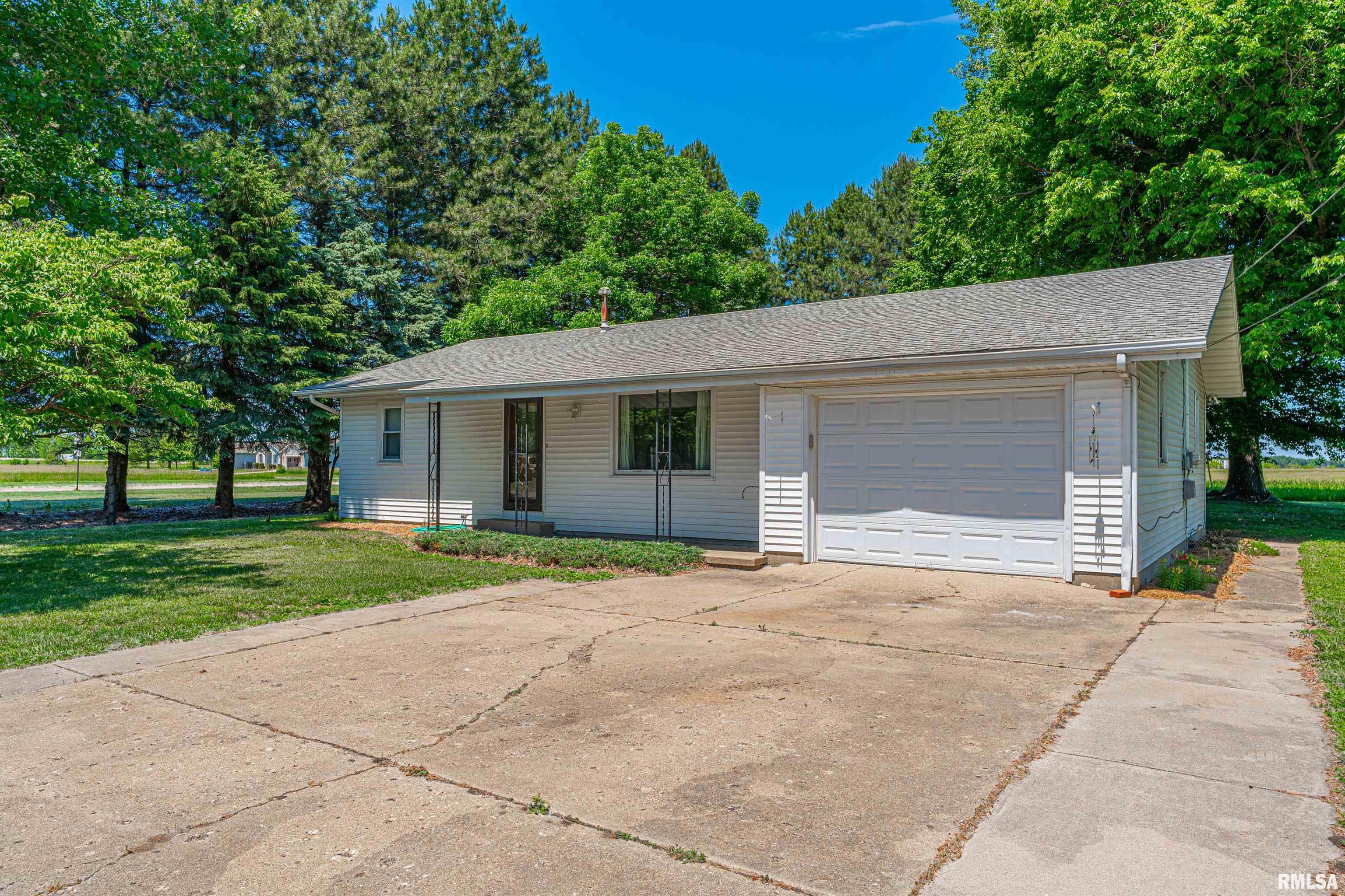 305 Kennedy Road Elkhart, IL 62634 - Photo 2 of 22