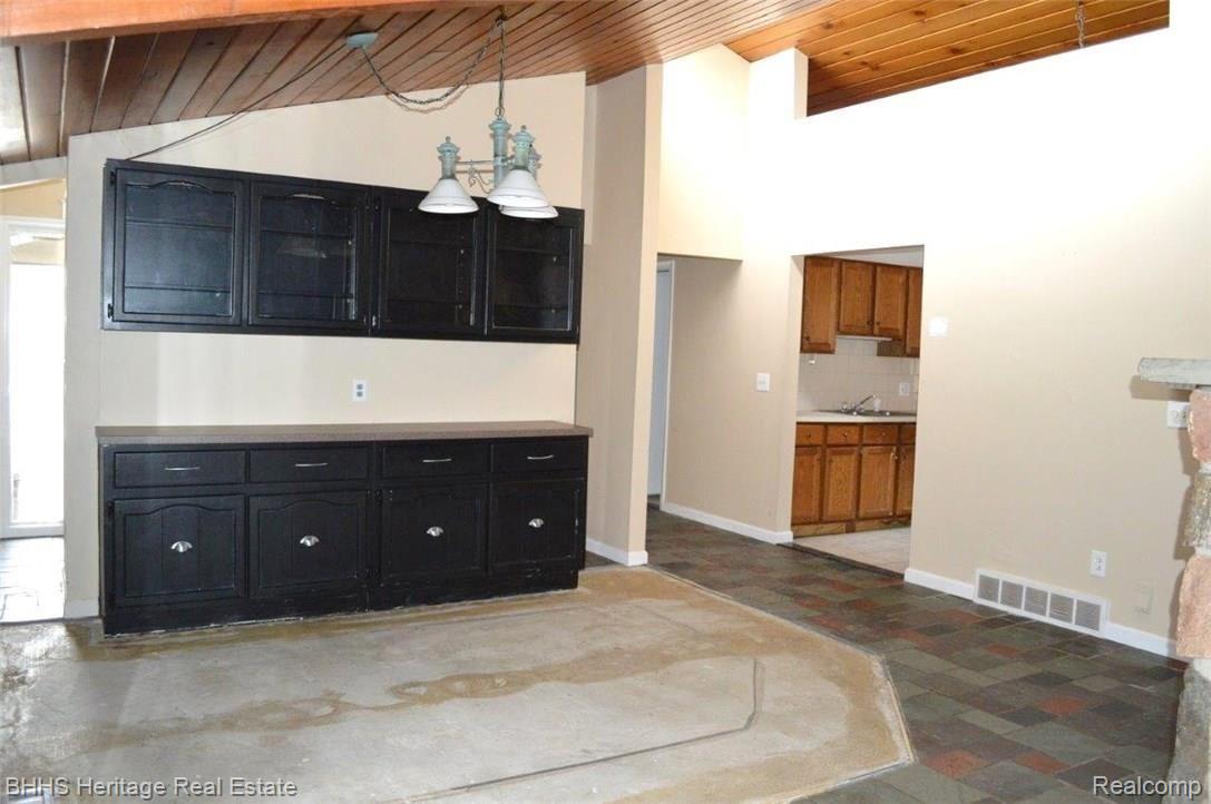 9209 Maltby Road Brighton, MI 48116 - Photo 5 of 35 Dining area.jpg
