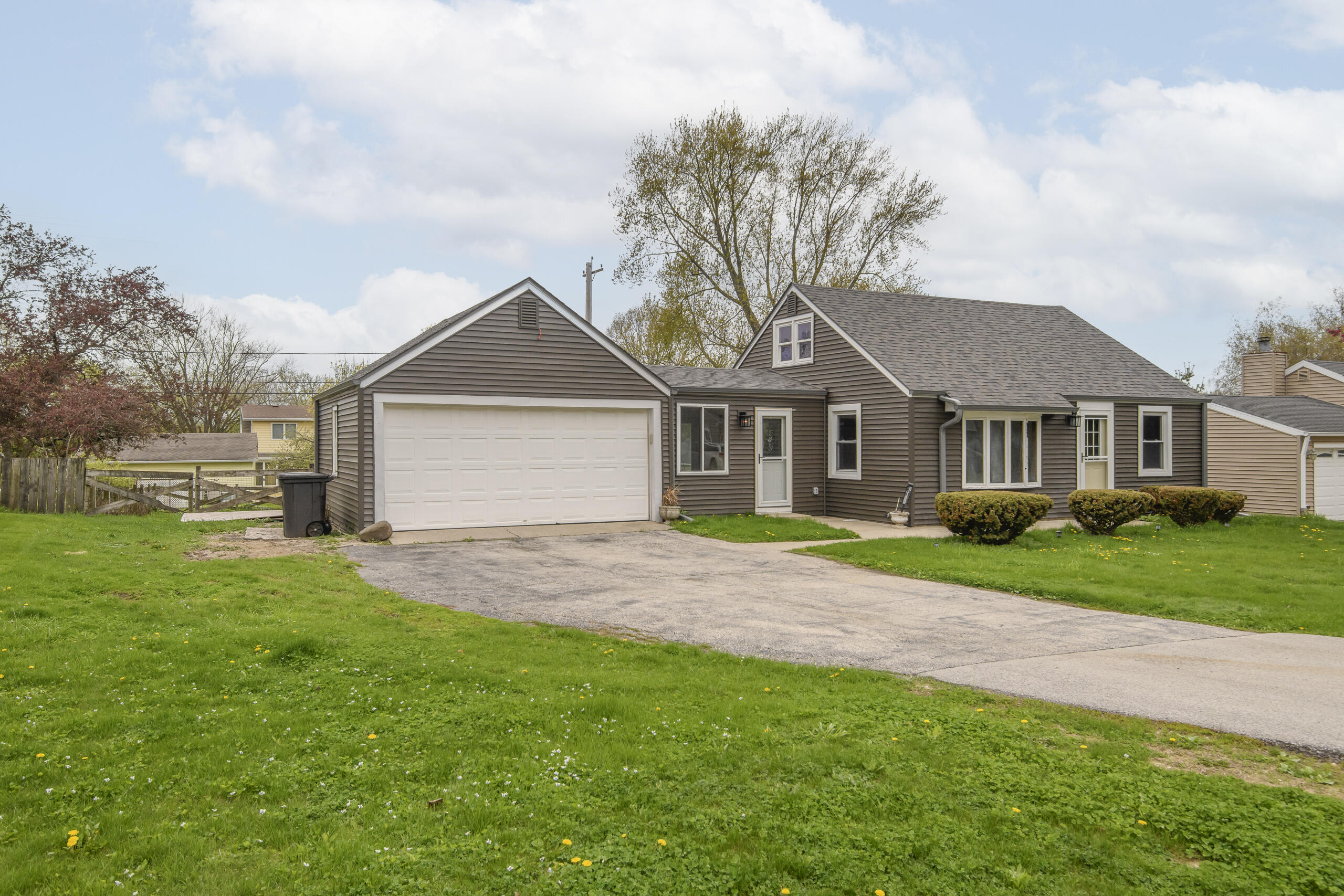 W271N2563 Pear Tree Lane Pewaukee, WI 53072 - Photo 22 of 47 Front
