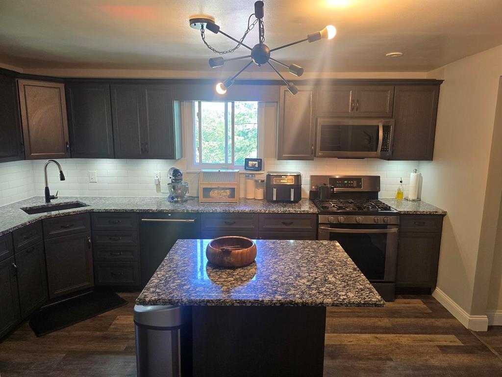 1767 Hassam Road Coraopolis, PA 15108 - Photo 10 of 23 Kitchen