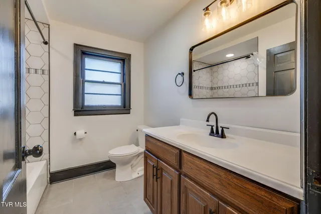 $1,700 | 837 East State Street, Bristol, TN 37620