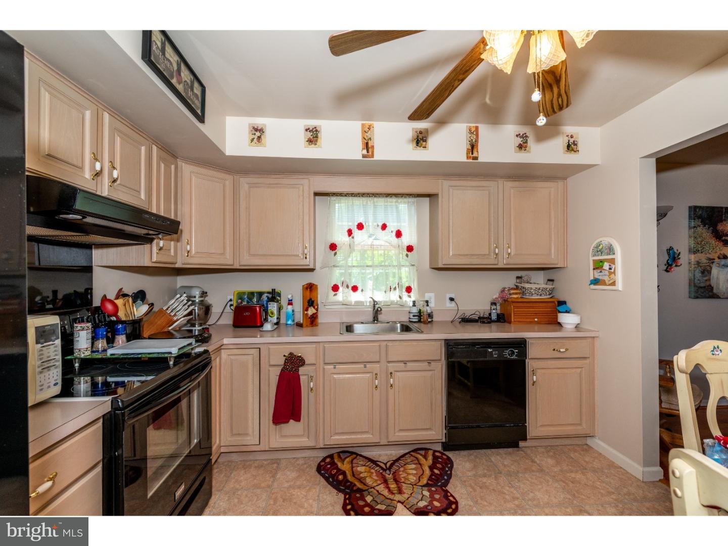 13 Dallas Lane Sinking Spring, PA 19608 - Photo 10 of 23 Kitchen