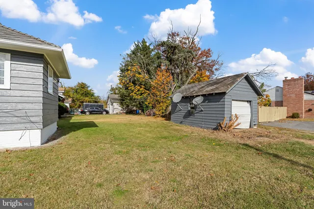 a view of a yard of the house