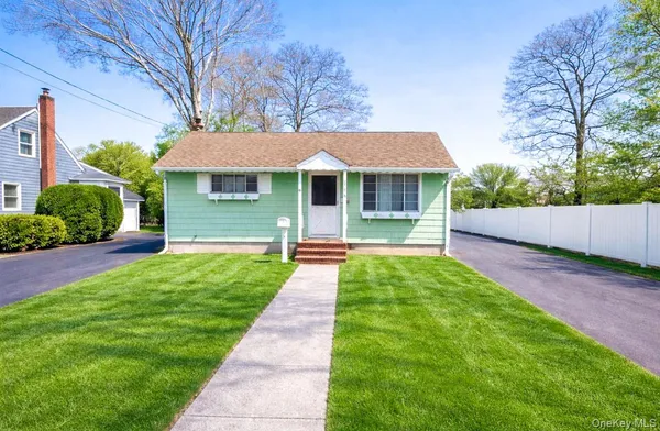 $449,999 | 115 Irish Lane, East Islip, NY 11730