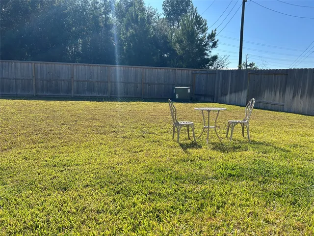 a view of a back yard