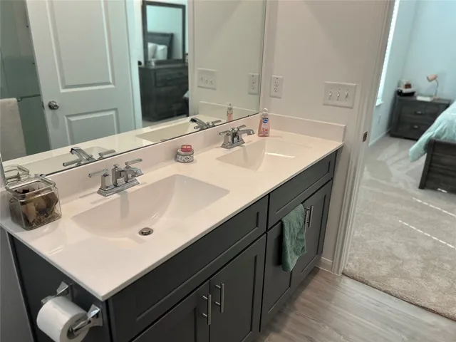 a en suite bathroom with a double vanity sink and a mirror