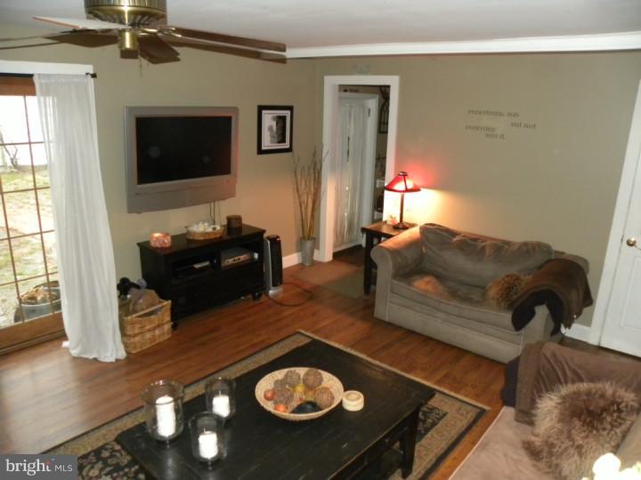421 Sandy Bank Road Media, PA 19063 - Photo 3 of 12 Living Room