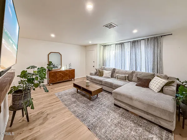 $599,000 | 5465 Newcastle Avenue, Unit 6, Encino, CA 91316