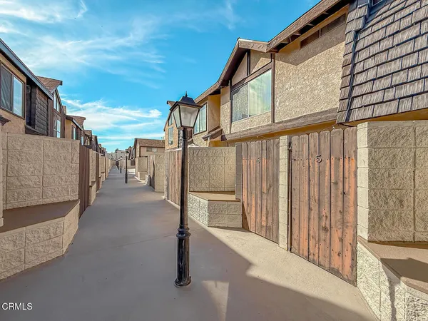 $599,000 | 5465 Newcastle Avenue, Unit 6, Encino, CA 91316