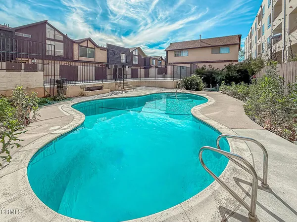 $599,000 | 5465 Newcastle Avenue, Unit 6, Encino, CA 91316