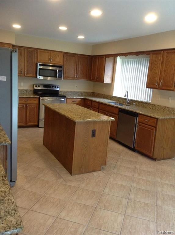 3360 Primrose Drive Rochester Hills, MI 48307 - Photo 8 of 43