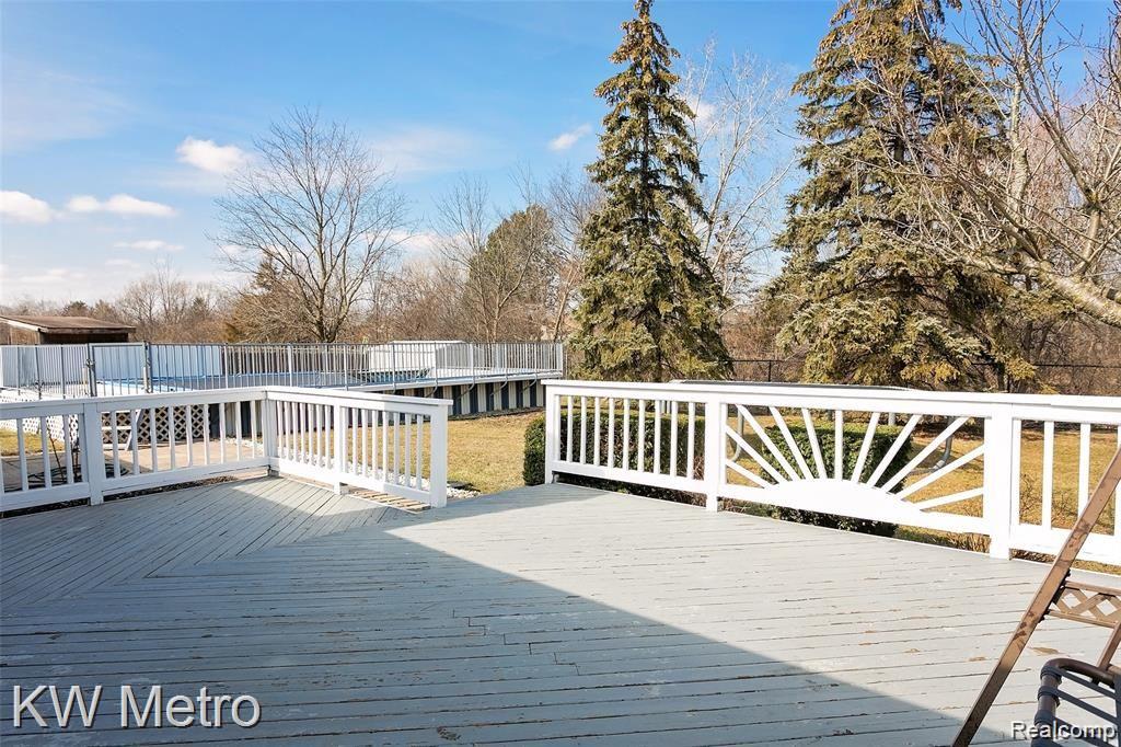 1047 Milverton Road Troy, MI 48083 - Photo 30 of 38 Huge 500sf deck