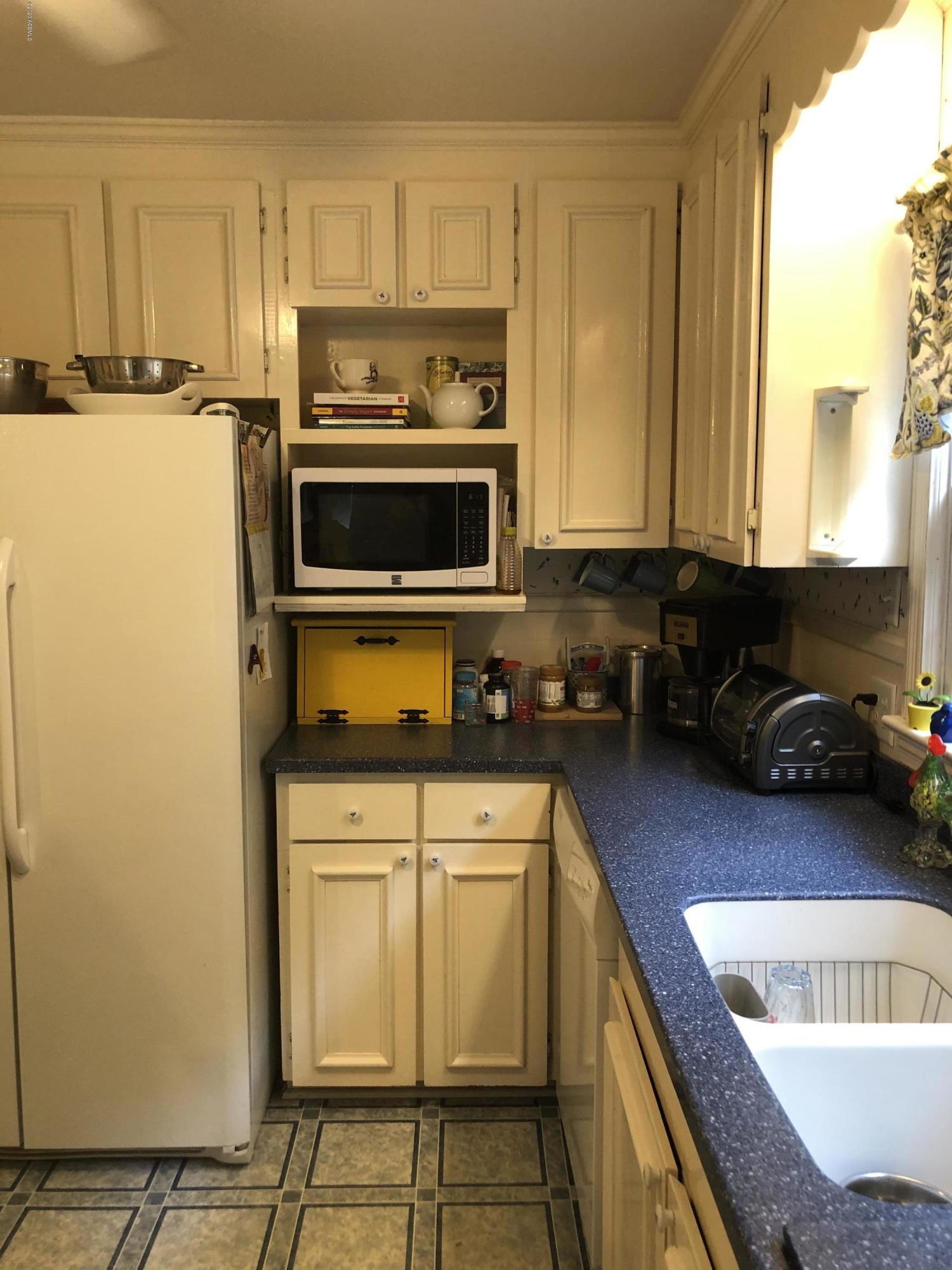910 Battery Creek Road Beaufort, SC 29902 - Photo 3 of 23 3. Kitchen