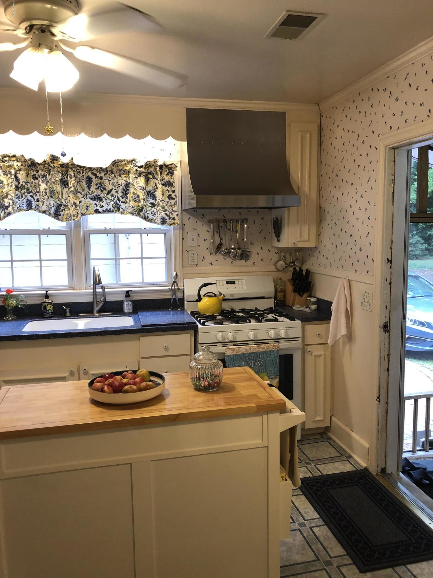 910 Battery Creek Road Beaufort, SC 29902 - Photo 5 of 23 5.Kitchen