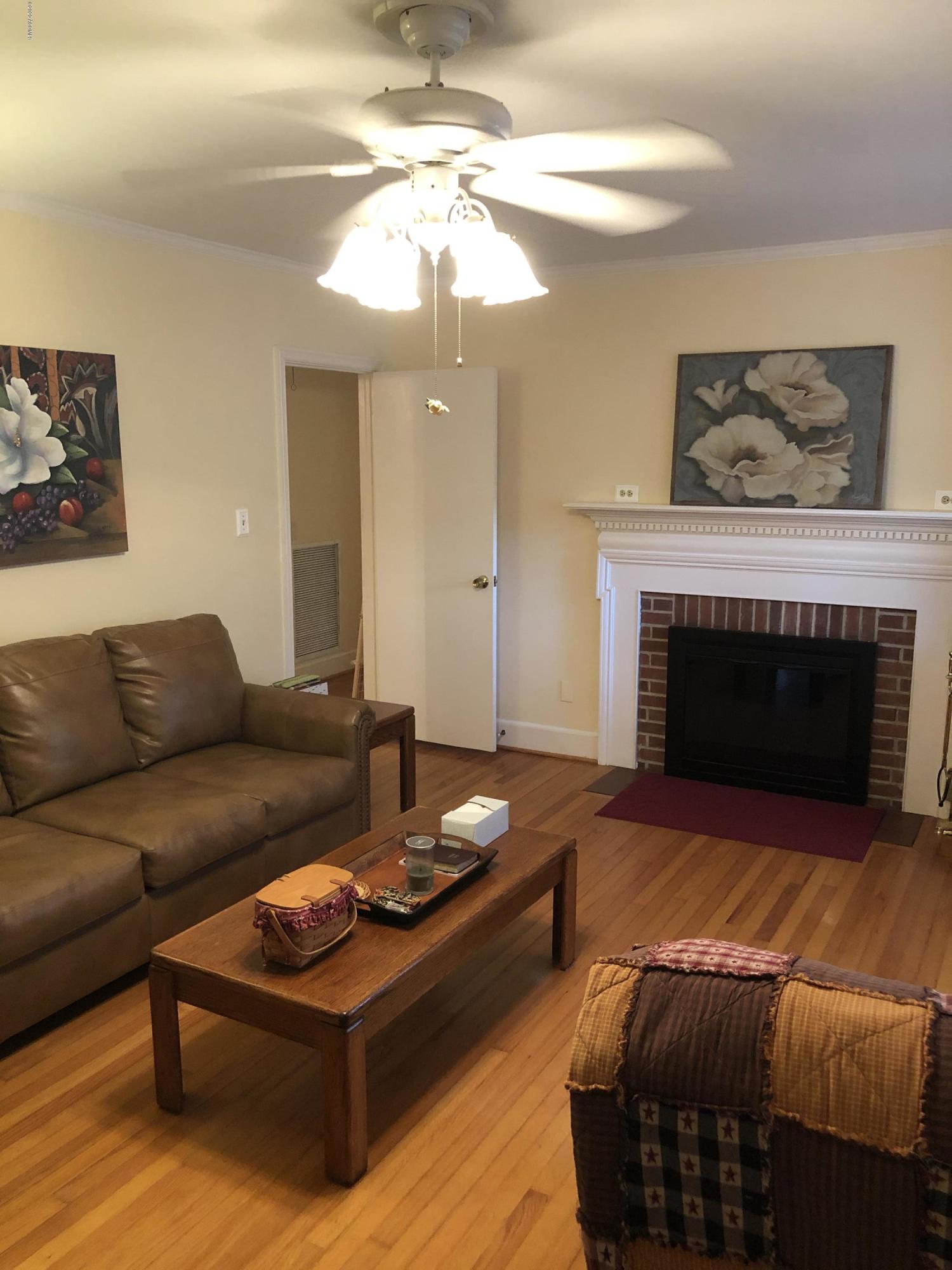 910 Battery Creek Road Beaufort, SC 29902 - Photo 6 of 23 6.Living Rm