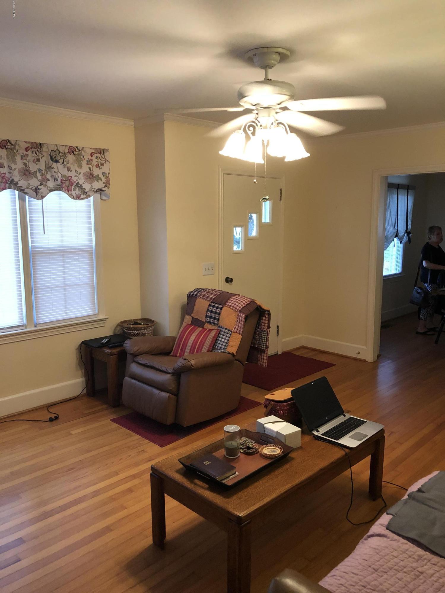 910 Battery Creek Road Beaufort, SC 29902 - Photo 7 of 23 7.Living Rm
