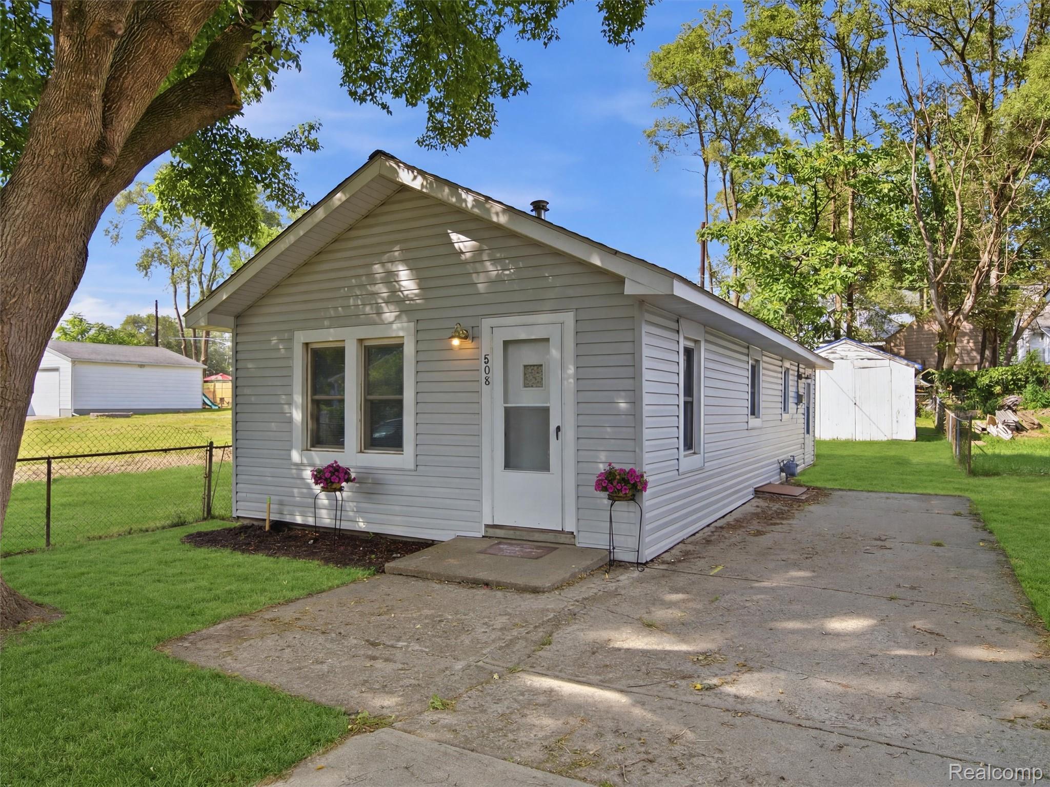 808 Corwin Court Pontiac, MI 48340 - Photo 3 of 34 02-DSC08234_reedit_f49257b2.jpg