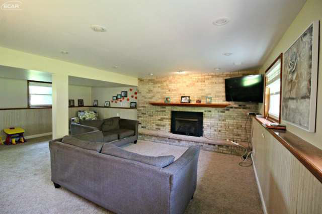 6237 Deland Road Flushing, MI 48433 - Photo 19 of 31 21167718-18.JPG