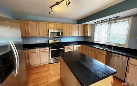 3360 Paddington Court Rochester, MI 48309 - Photo 4 of 24 4.jpg