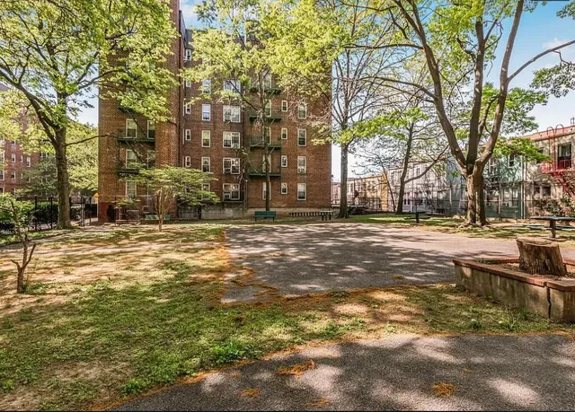 $139,000 | 1475 Thieriot Avenue, Unit 4J | Stratton Park