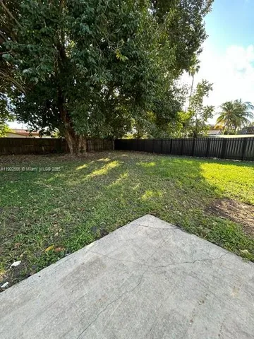 a view of a back yard