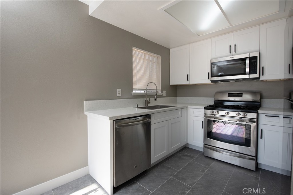 12212 Kiowa Road, Unit 4 Apple Valley, CA 92308 - Photo 6 of 13