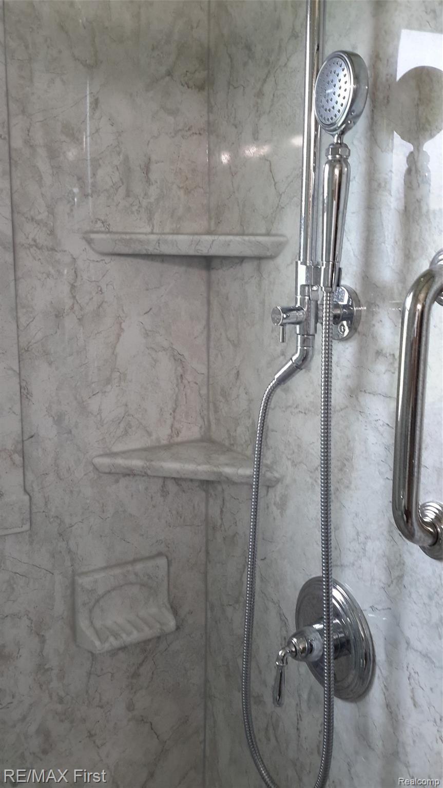 5290 East Carpenter Road Flint, MI 48506 - Photo 13 of 30 FULL BATH W/ NEW SHOWER INSERT