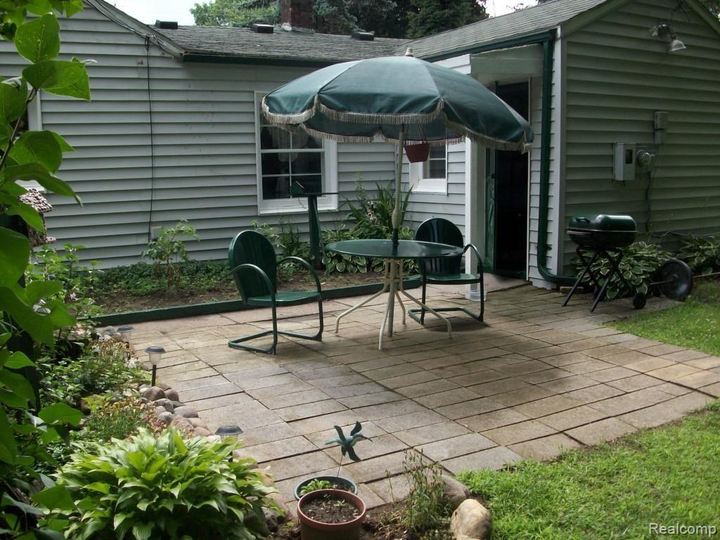 25231 Shook Road Harrison Township, MI 48045 - Photo 9 of 24 100_3911.jpg