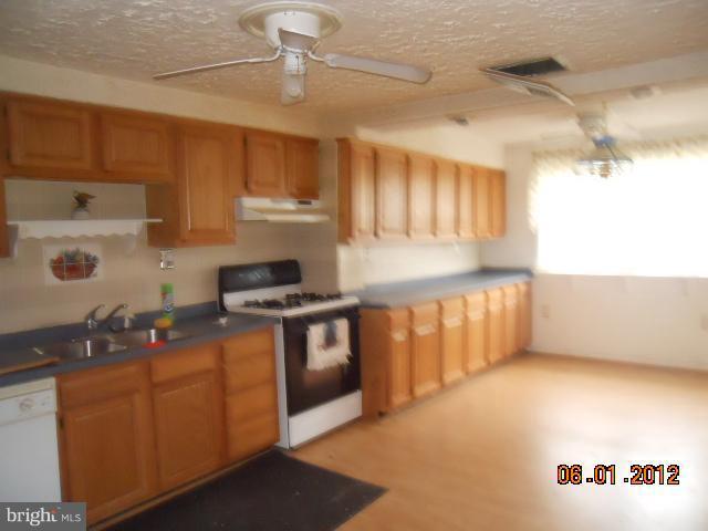 2735 Yarnall Road Baltimore, MD 21227 - Photo 2 of 18 Kitchen