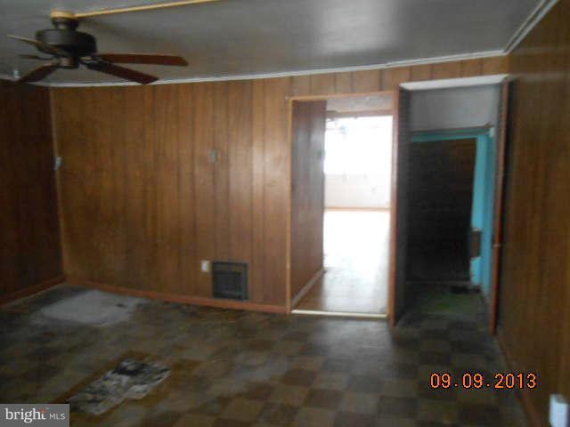 2735 Yarnall Road Baltimore, MD 21227 - Photo 9 of 18 Living Room