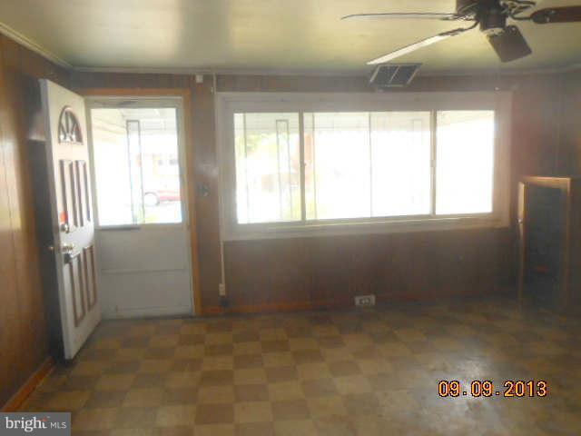 2735 Yarnall Road Baltimore, MD 21227 - Photo 10 of 18 Living Room