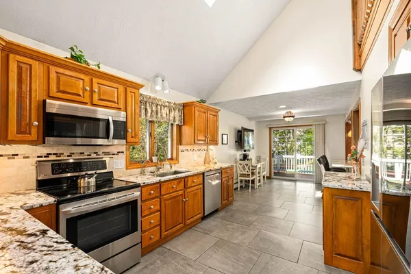 $850,000 | 32 Lindsay Road, Hooksett, NH 03106