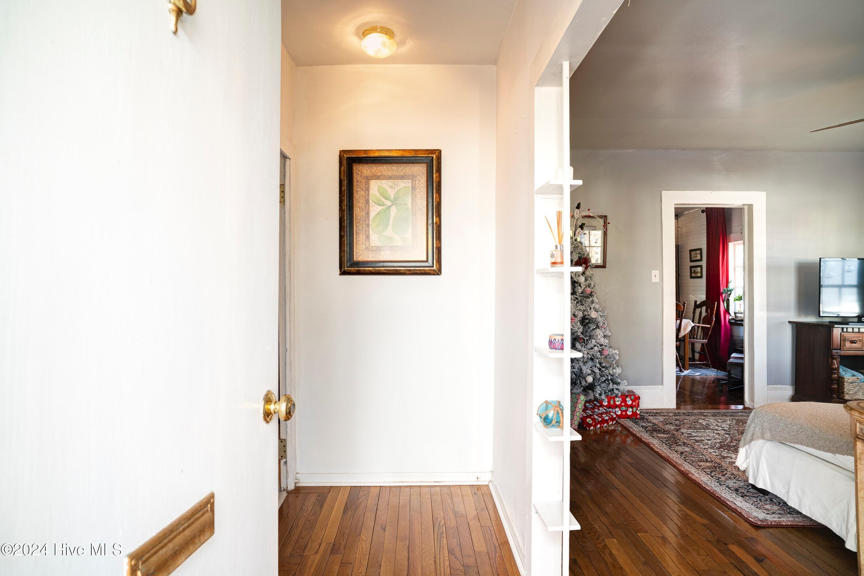 414 Phillips Street Edenton, NC 27932 - Photo 5 of 27 Renee foyer photo