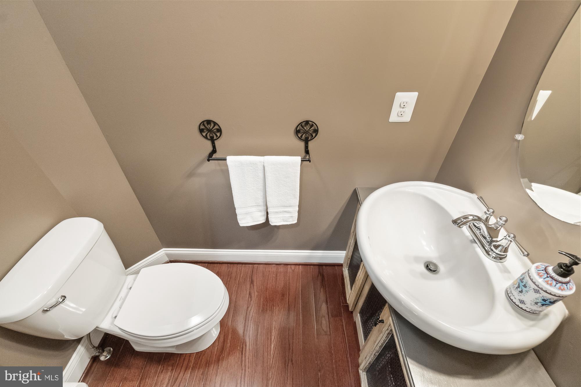 17914 Dr Walling Road Poolesville, MD 20837 - Photo 37 of 86 Powder room