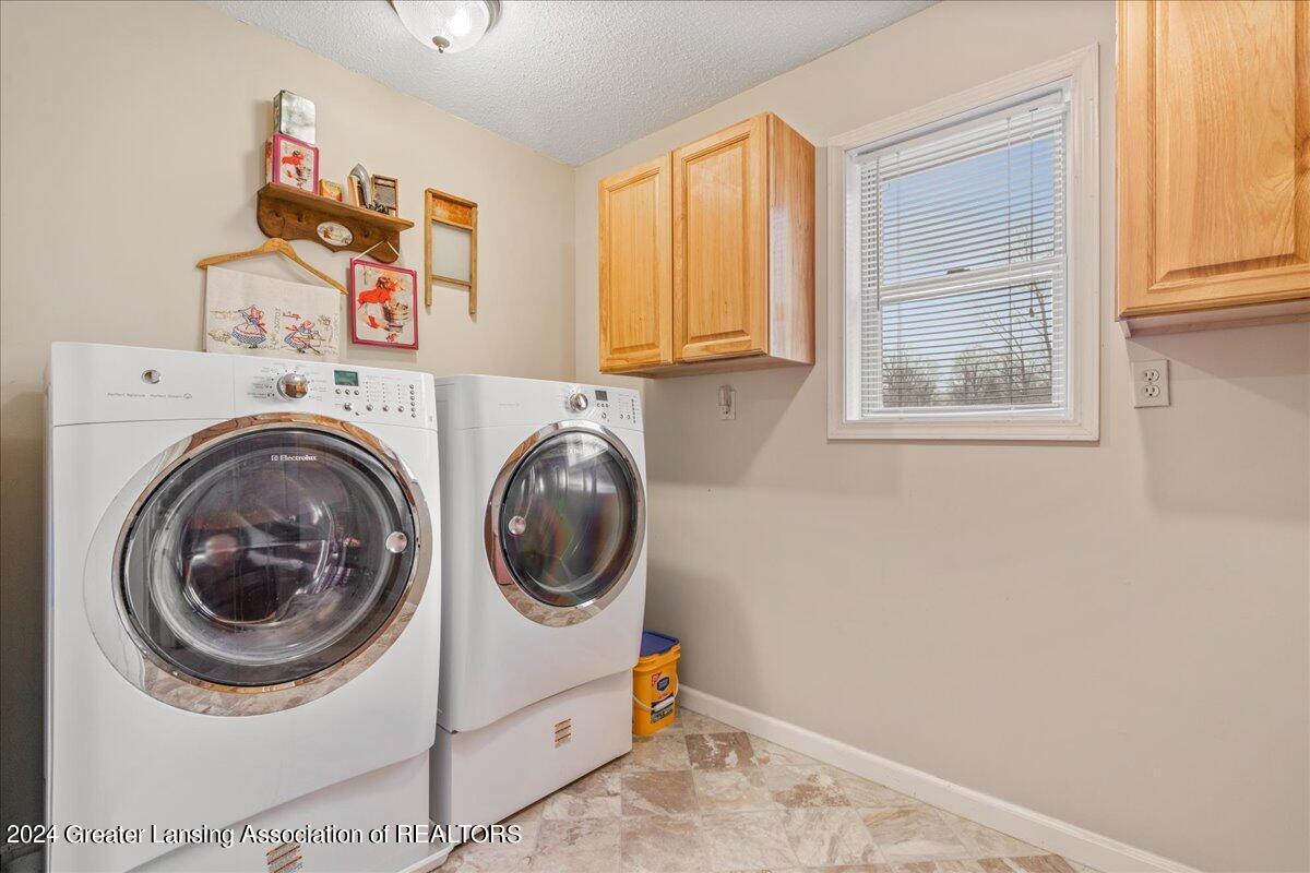 447 Charleston Road Lansing, MI 48917 - Photo 17 of 42 19-Media Jett-16
