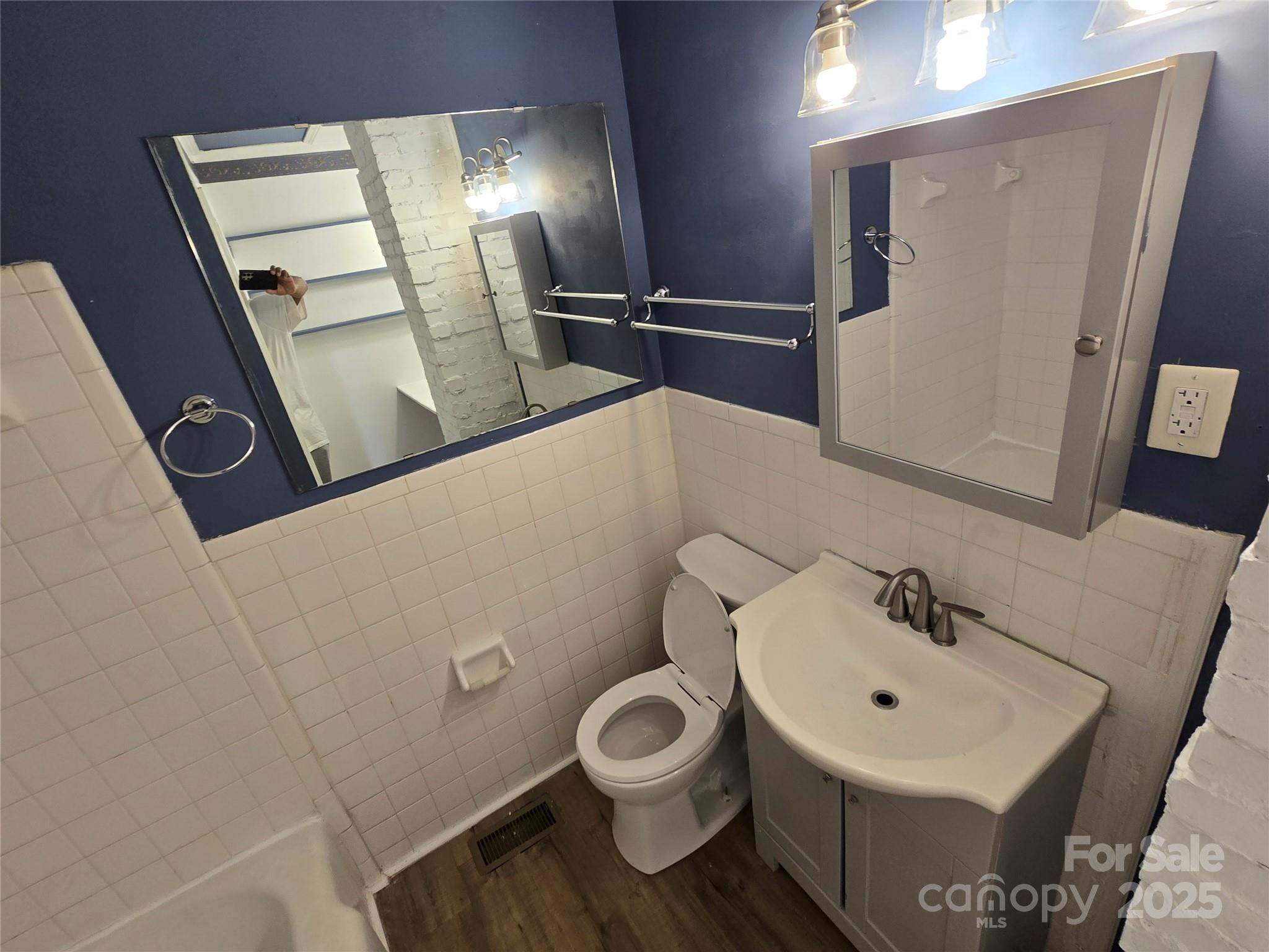1900 Double Oaks Road Charlotte, NC 28206 - Photo 15 of 22 a bathroom with a toilet a sink and mirror