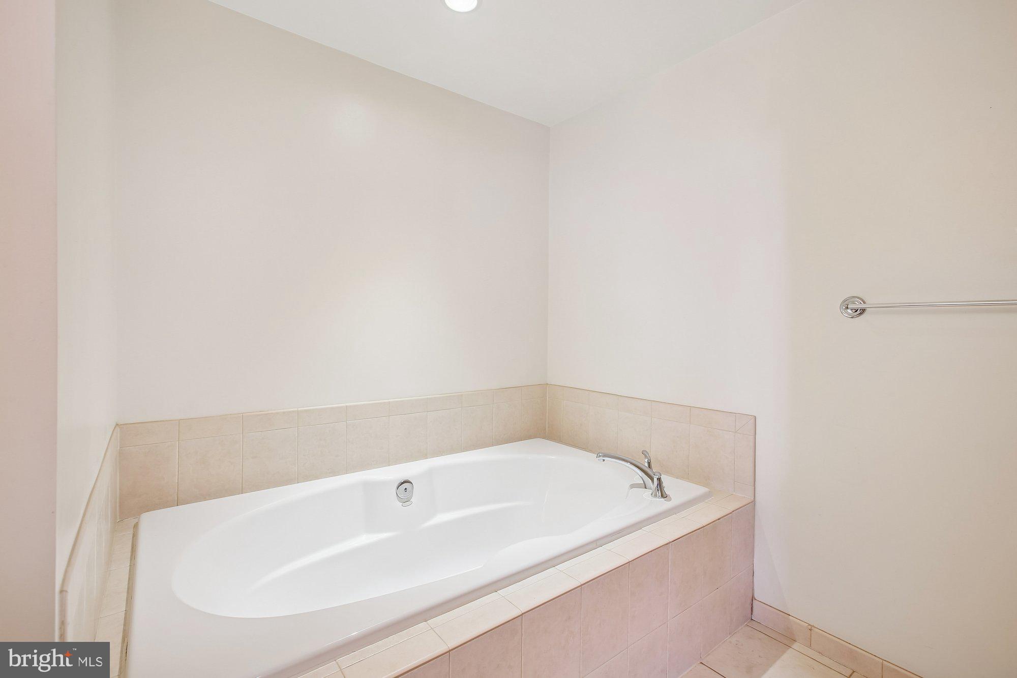 1830 Fountain Drive, Unit 1006 Reston, VA 20190 - Photo 11 of 33 Primary Bath