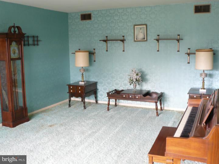31 Deerpath Road Chalfont, PA 18914 - Photo 2 of 12 Living Room