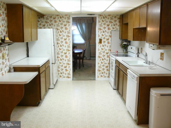 31 Deerpath Road Chalfont, PA 18914 - Photo 4 of 12 Kitchen