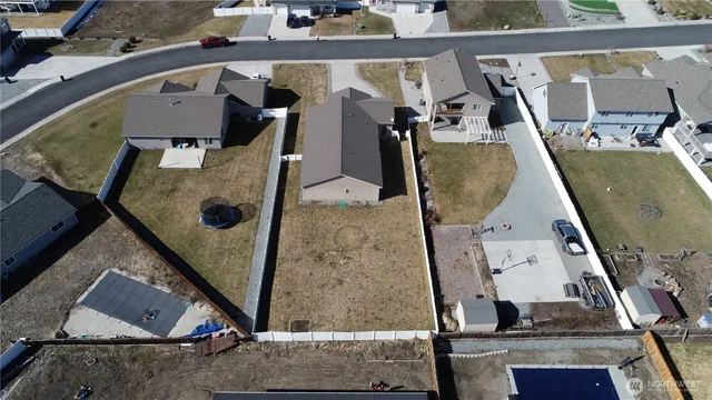 a view of a yard with an house and car parked