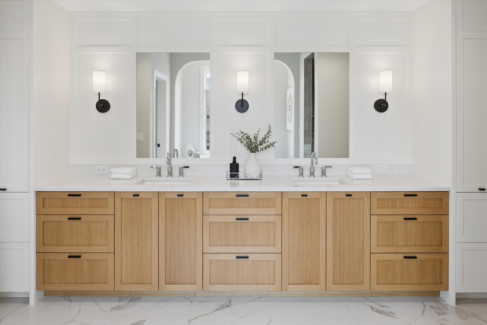 580 Kearsage Avenue Elmhurst, IL 60126 - Photo 28 of 43 a bathroom with a double vanity sink mirror and