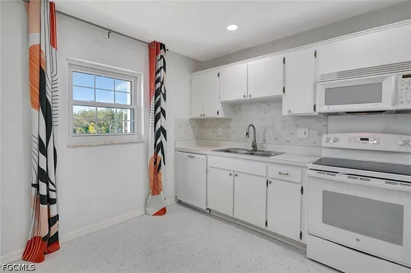 $2,250 | 6731 Panther Lane, Unit D6, Fort Myers, FL 33919