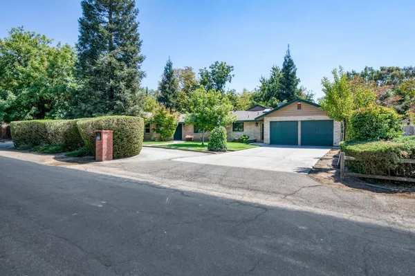 $695,000 | 420 East Pontiac Way, Fresno, CA 93704