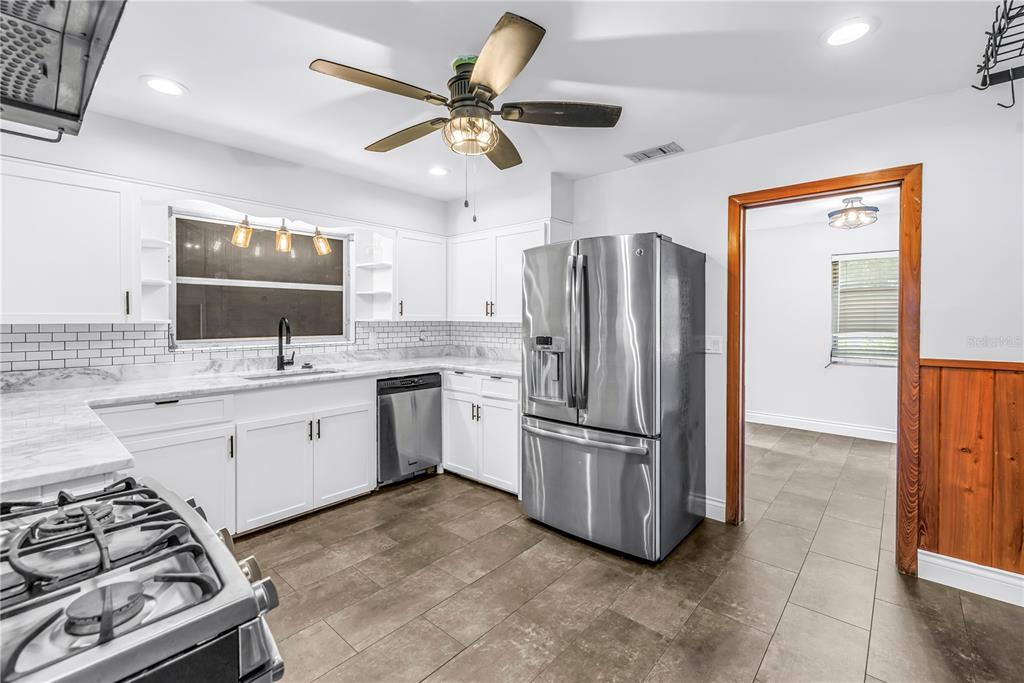 1019 Woodcrest Avenue Clearwater, FL 33756 - Photo 12 of 52