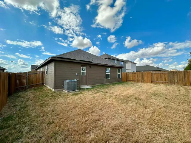 a house view with backyard space