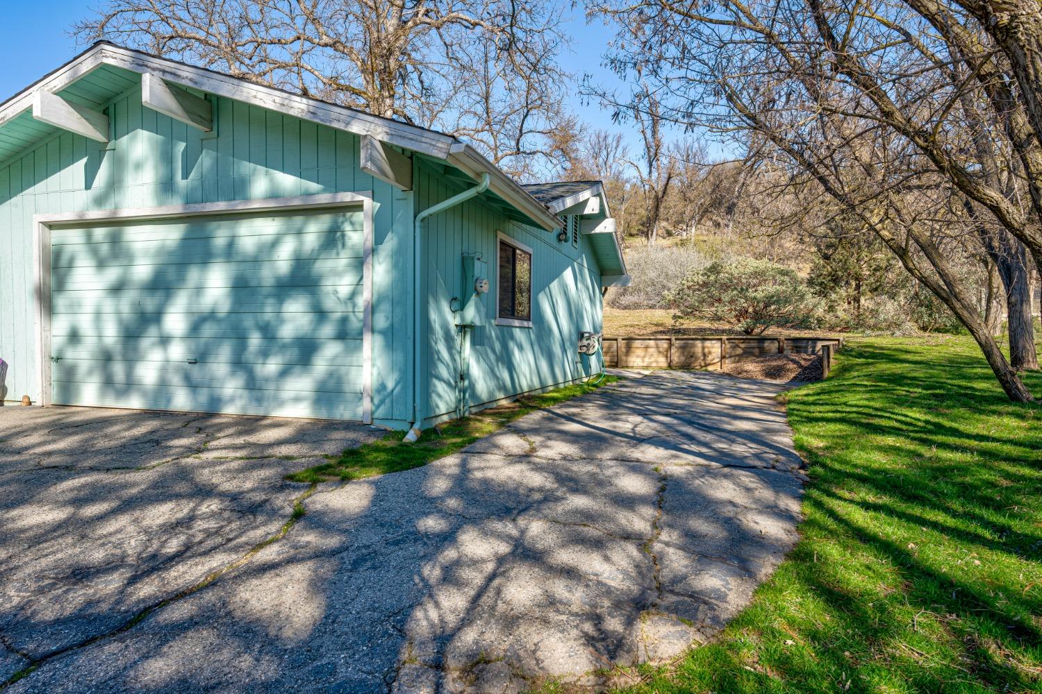 46011 Ming Circle Oakhurst, CA 93644 - Photo 4 of 37 a backyard of a house with table and chairs