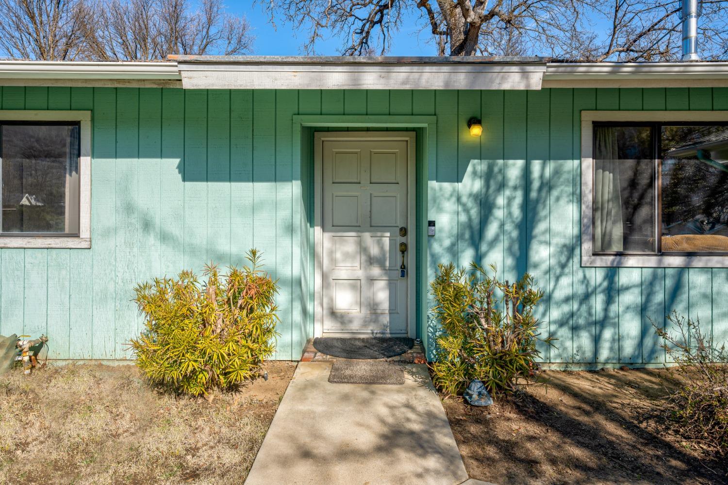 46011 Ming Circle Oakhurst, CA 93644 - Photo 5 of 37 a front view of a house