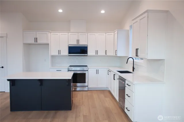 a view of entryway with bathroom