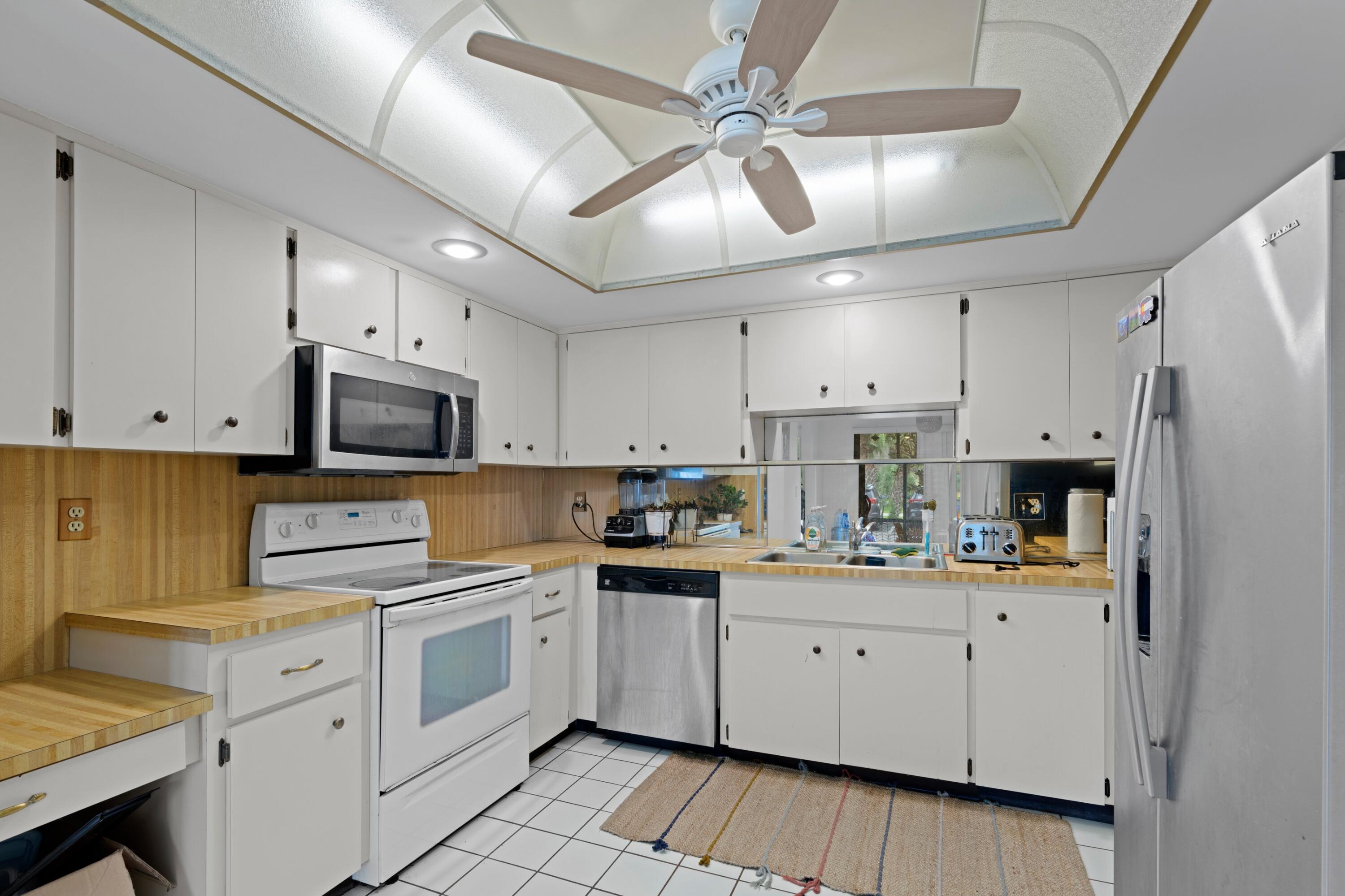 201 Southwest 1st Street, Unit 7 Boca Raton, FL 33432 - Photo 5 of 15 KITCHEN