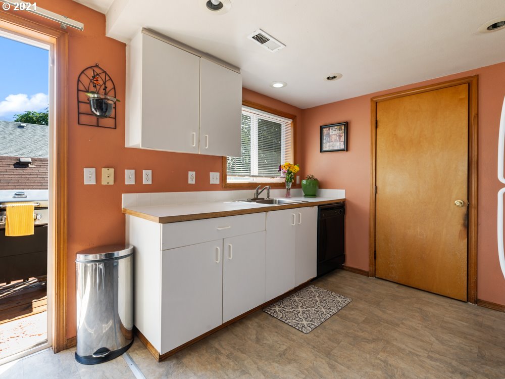 8106 Southeast Knight Street Portland, OR 97206 - Photo 5 of 29